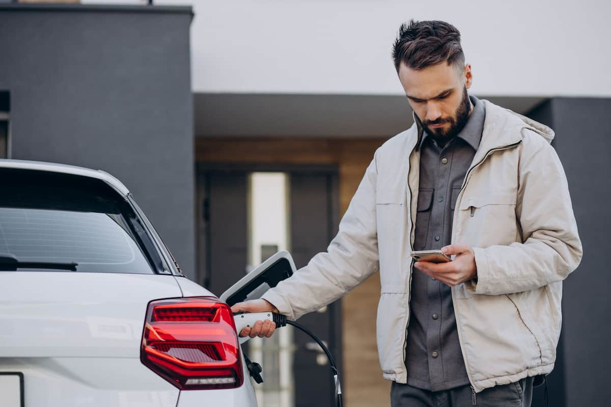 como cargar mi coche eléctrico en casa