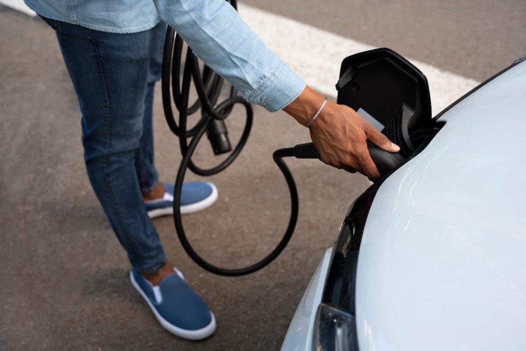 enchufe de coche eléctrico en garaje instalado