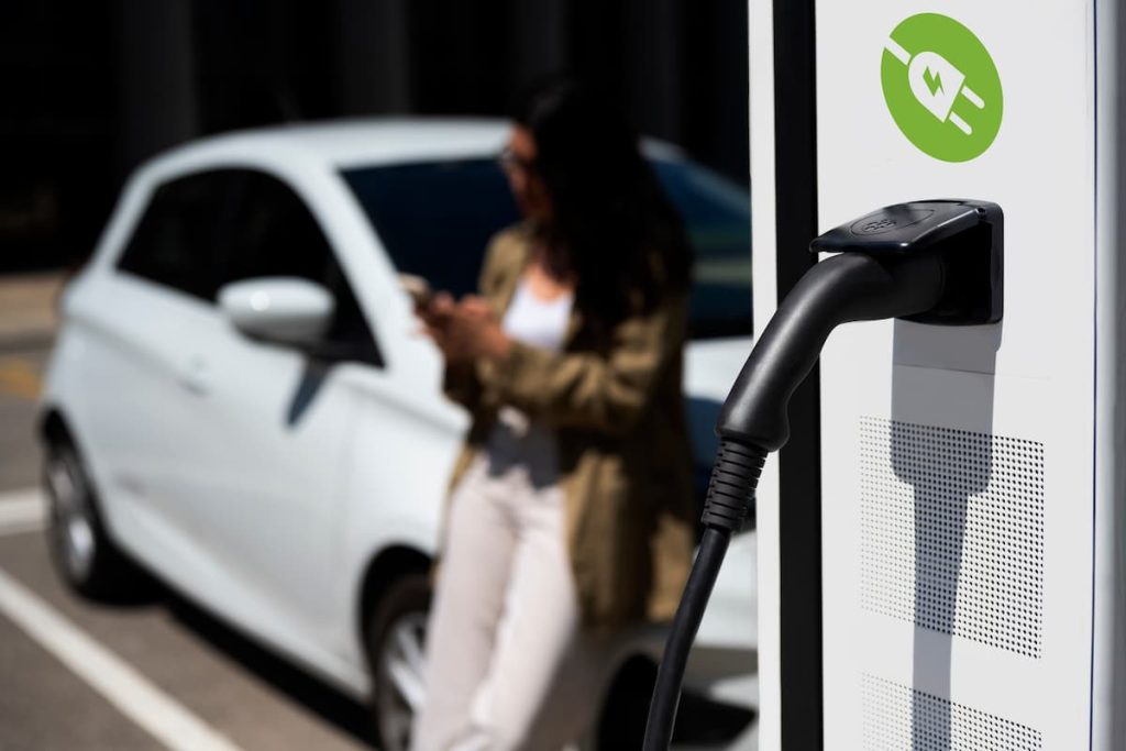 instalando cargador de coche eléctrico